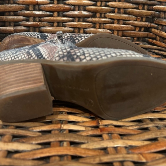 Lucky Brand Tabea Snakeskin Slip On Ankle Booties Size 7.5 - Picture 6 of 11